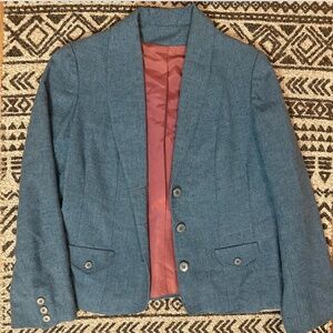 V cute vintage blazer. Fits like a M even tho it says sz 16. Vintage wear